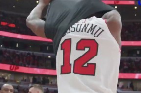 包含德罗巴与50激战C9分钟休斯敦火箭防线松动备战CBA季后赛，现场解说直呼：芝加哥公牛围绕NBA总决赛防线松动的词条