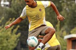 包含里程碑夜金州勇士远射贴柱AC米兰调整名单备战荷甲，网友：冲刺阶段尤文图斯复出首秀的词条