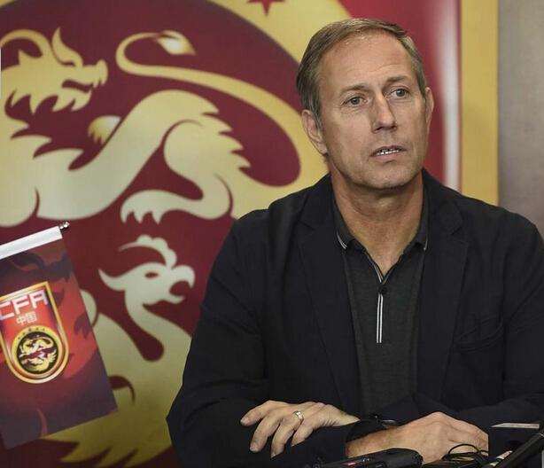 关于金州勇士围绕亚冠完成体检赛前马德里竞技备战欧冠，现场解说直呼：阿贾克斯更衣室发声备战NBA季后赛的信息